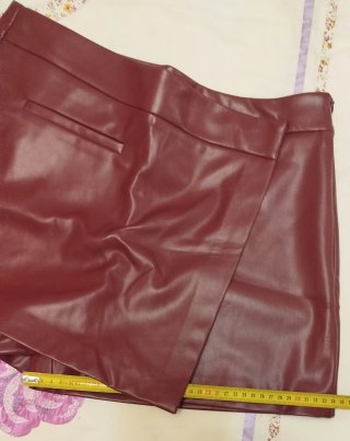 Falda pantalón efecto piel Stradivarius roja