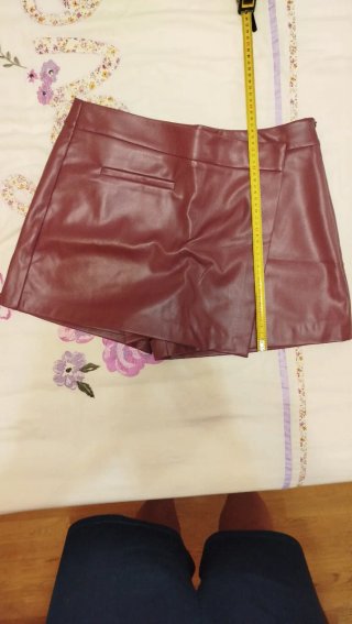 Falda pantalón efecto piel Stradivarius roja
