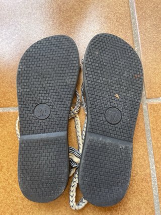 Sandalias Beige y Negras Talla 38