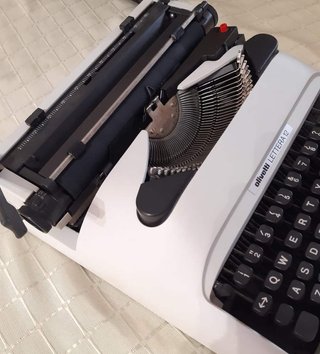 Maquina de escribir Olivetti Lettera 12 Antigua
