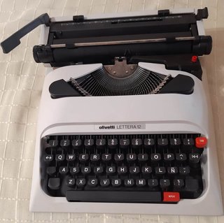 Maquina de escribir Olivetti Lettera 12 Antigua