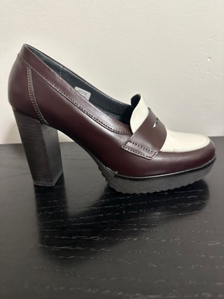 Zapatos de tacón alto marrones y blancos