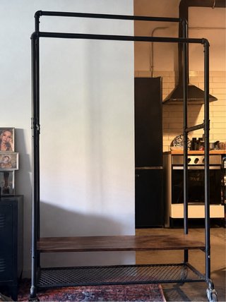 1 Percha Doble Metálica con Ruedas