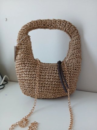 Bolso de rafia con cadena dorada