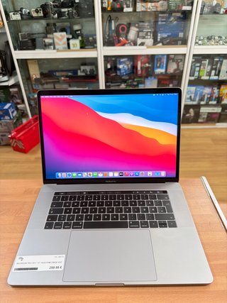 MacBook Pro 2017 15” 16GB RAM 256GB SSD