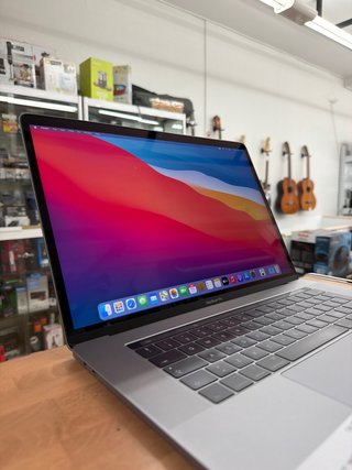 MacBook Pro 2017 15” 16GB RAM 256GB SSD