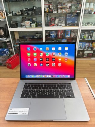 MacBook Pro 2017 15” 16GB RAM 256GB SSD