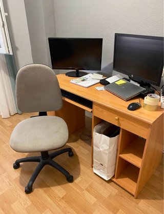 Escritorio de madera,cajón y estantería.