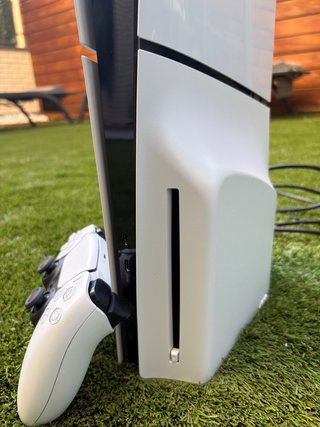 PlayStation 5 + Mando Blanco,