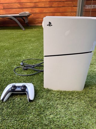 PlayStation 5 + Mando Blanco,