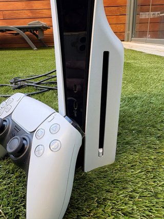 PlayStation 5 + Mando Blanco,