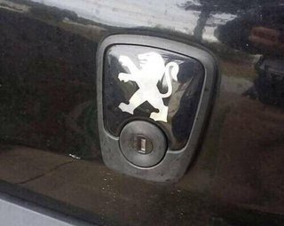 Símbolo logotipo de silicona maletero Peugeot 106