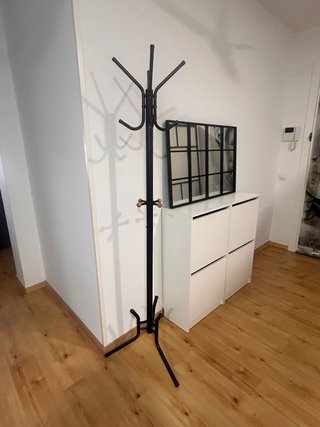 Colgador de pie negro metal