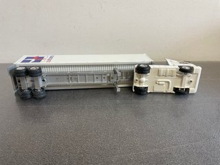 Camión Scania con remolque blanco
