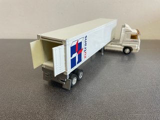 Camión Scania con remolque blanco