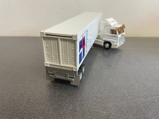 Camión Scania con remolque blanco