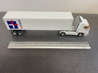 Camión Scania con remolque blanco