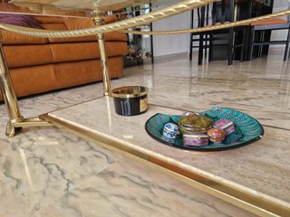 Mesa de centro cristal y metal con travertino