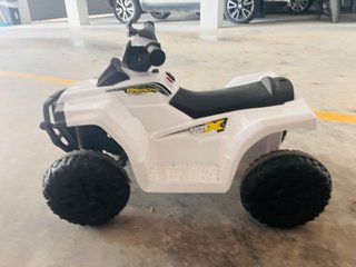 Quad infantil eléctrico blanco