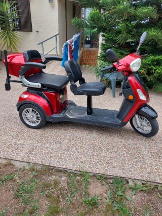 Scooter Eléctrico Rojo y Negro