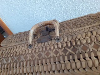 Cesta mimbre y madera antigua pintada