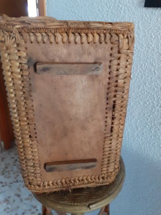 Cesta mimbre y madera antigua pintada