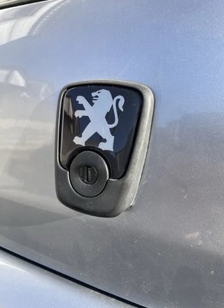 Símbolo logotipo de silicona maletero Peugeot 106