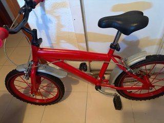 Bicicleta infantil roja
