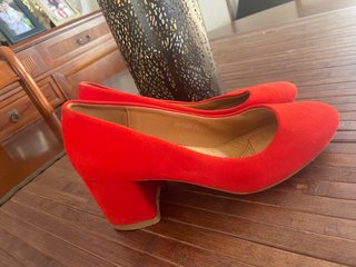 Tacones rojos de ante