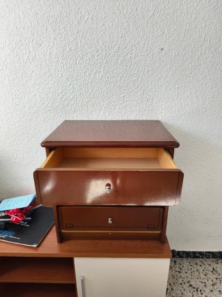 Mesita de noche de madera