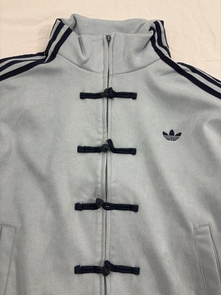 Chaqueta Adidas azul con botones