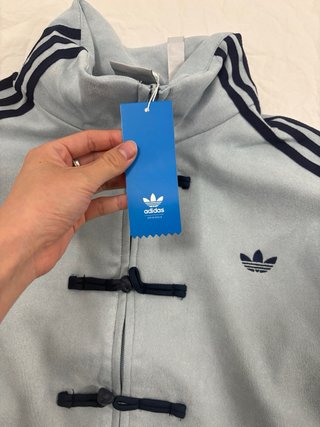 Chaqueta Adidas azul con botones