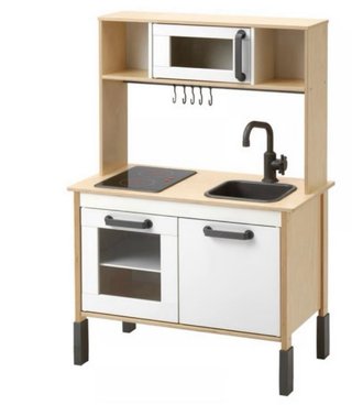Cocinita de madera con accesorios