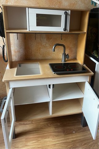 Cocinita de madera con accesorios