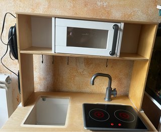 Cocinita de madera con accesorios