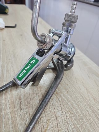 Pinchador Heineken para barriles