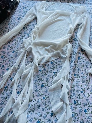 Top blanco de malla con volantes