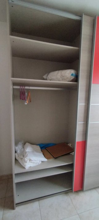 Armario puertas correderas gris y rojo