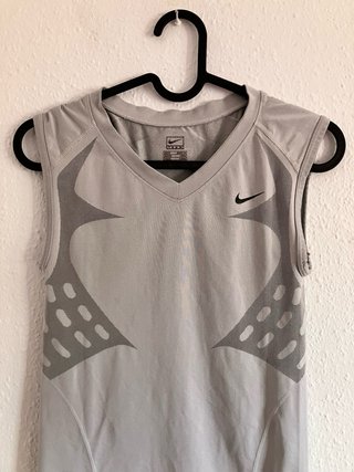 Camiseta Nike sin mangas gris
