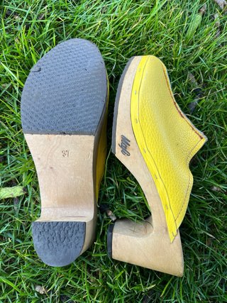 Zuecos amarillos de cuero