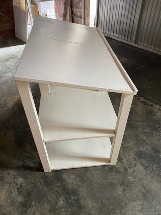 Mueble expositor de madera blanco