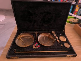 Balanza de precisión antigua con pesas y estuche
