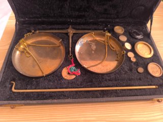 Balanza de precisión antigua con pesas y estuche