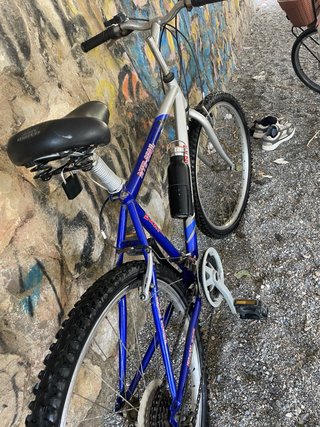 Bicicleta de montaña azul y plateada