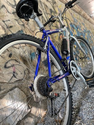 Bicicleta de montaña azul y plateada