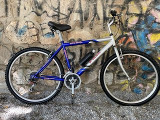 Bicicleta de montaña azul y plateada