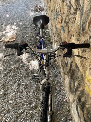 Bicicleta de montaña azul y plateada