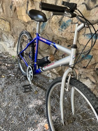 Bicicleta de montaña azul y plateada