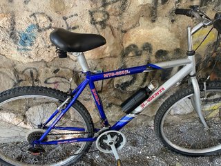 Bicicleta de montaña azul y plateada