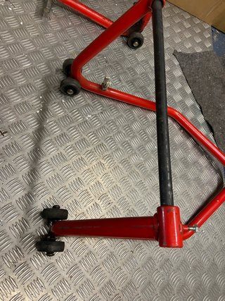 Caballete moto rojo con ruedas